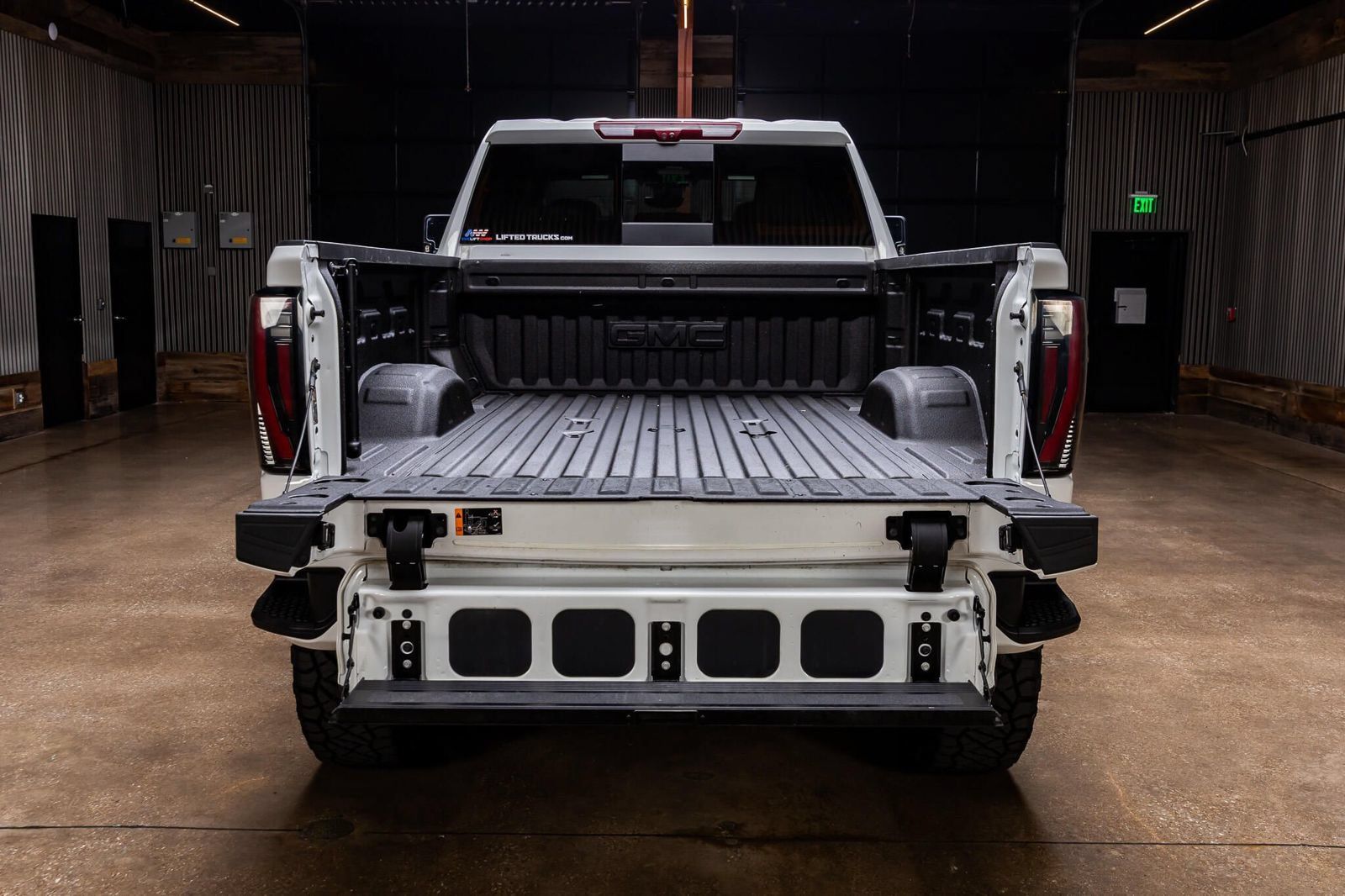 Used 2025 GMC Sierra 2500 AT4 w/ AT4 Premium Plus Package AWD/4WD image 9