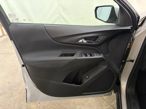 Used 2022 Chevrolet Equinox RS FWD image 34