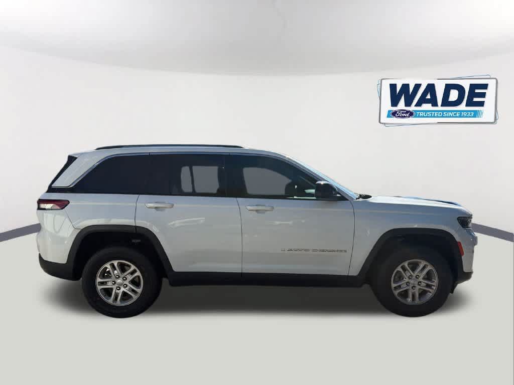 Used 2022 Jeep Grand Cherokee Laredo w/ Luxury Tech Group I AWD/4WD image 4