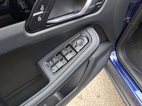 Certified 2025 Porsche Macan AWD/4WD image 25