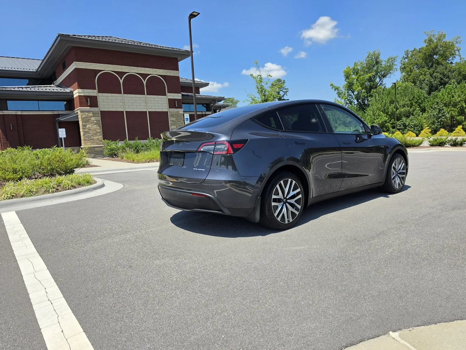Used 2024 Tesla Model Y Long Range AWD/4WD image 8
