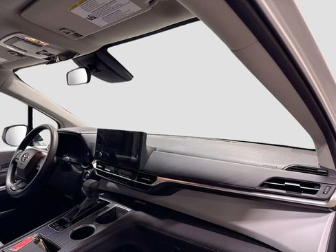 Used 2025 Toyota Sienna LE image 30