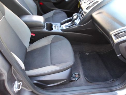 Used 2014 Ford Focus SE w/ SE Winter Package FWD image 34