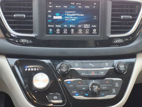 Used 2018 Chrysler Pacifica Touring-L image 6