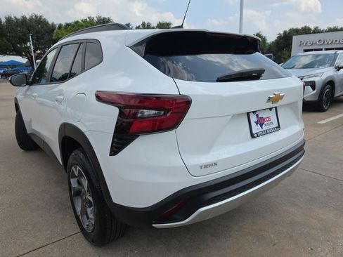 Used 2025 Chevrolet Trax LT FWD image 6