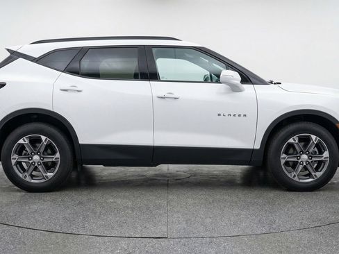 Used 2025 Chevrolet Blazer LT FWD image 11