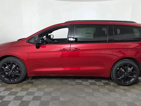 New 2026 Chrysler Pacifica Select image 4