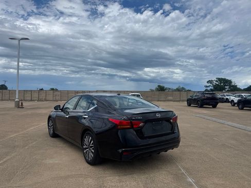 Used 2023 Nissan Altima 2.5 SV FWD image 16