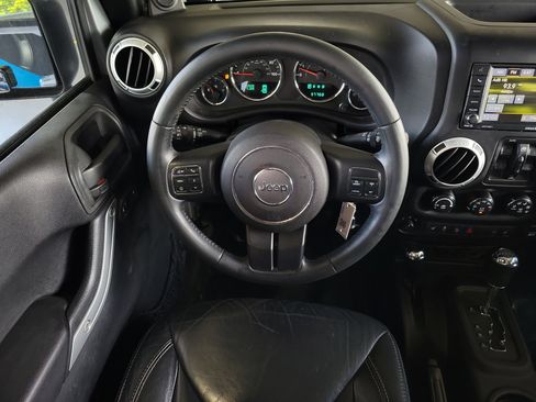 Used 2014 Jeep Wrangler Unlimited Sahara w/ Dual Top Group AWD/4WD image 12
