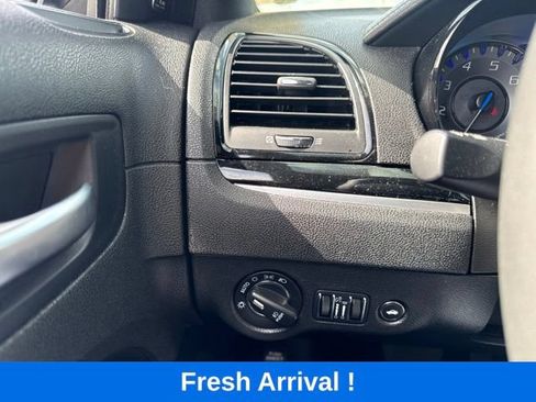 Used 2023 Chrysler 300 S RWD image 9
