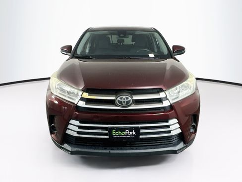 Used 2019 Toyota Highlander LE FWD image 2