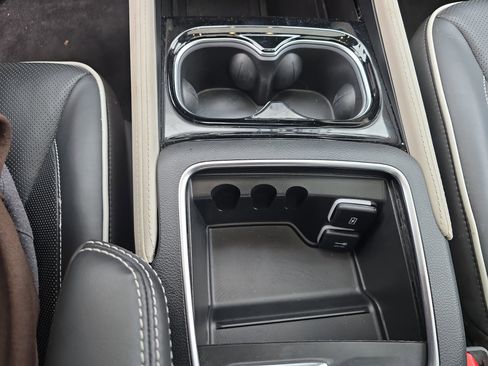 Used 2024 Chrysler Pacifica Limited image 24