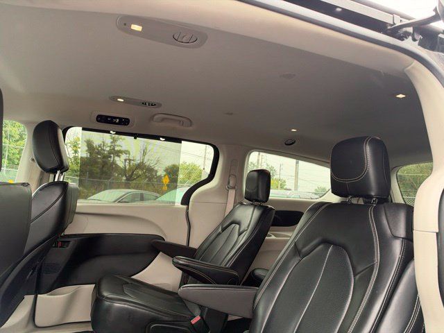 Used 2024 Chrysler Pacifica Touring-L FWD image 19