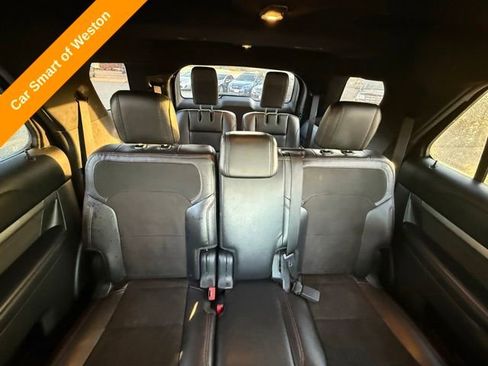 Used 2018 Ford Explorer XLT w/ Equipment Group 202A AWD/4WD image 25