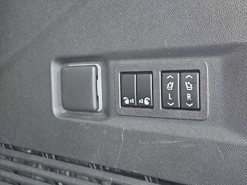 Used 2023 GMC Yukon Denali Ultimate image 13