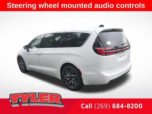 New 2027 Chrysler Pacifica Limited FWD image 5