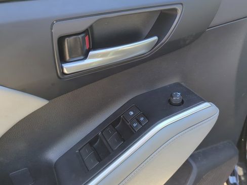 Used 2023 Toyota Highlander XLE image 8