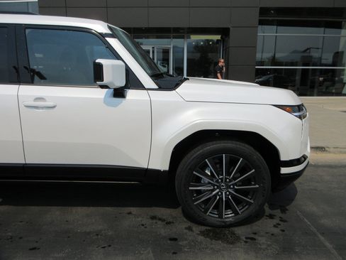 Used 2026 Lexus GX 550 w/ Accessory Package (2T) AWD/4WD image 12