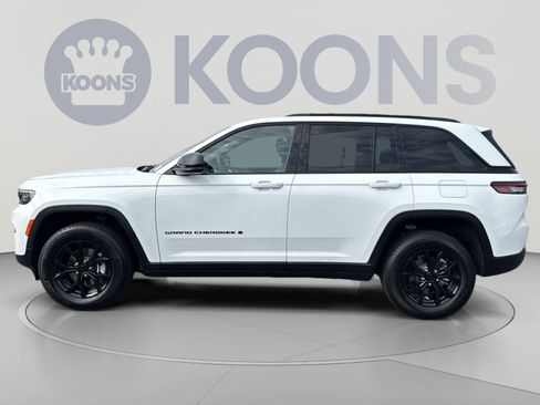 Used 2025 Jeep Grand Cherokee Altitude AWD/4WD image 2