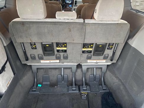 Used 2017 Toyota Sienna LE image 30