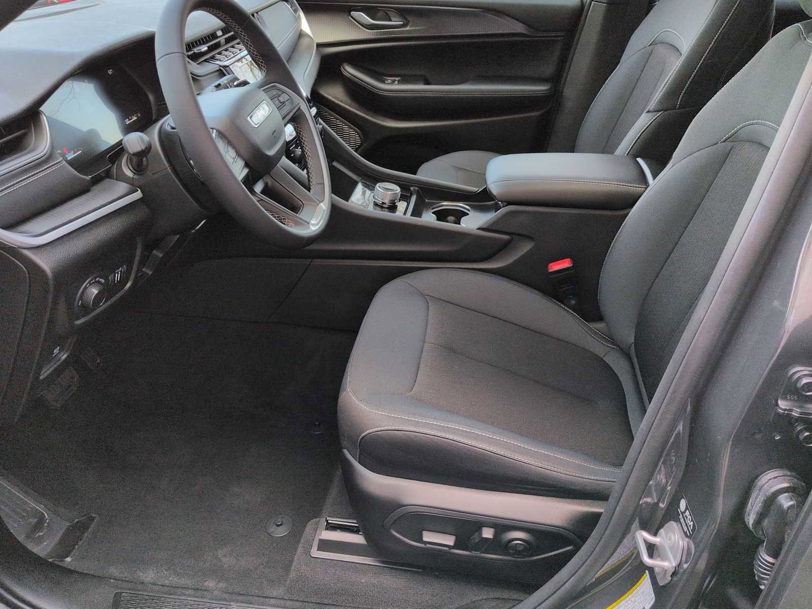 Used 2025 Jeep Grand Cherokee Laredo X AWD/4WD image 17