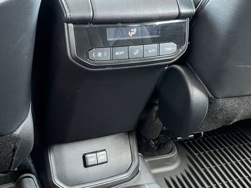 Used 2022 Toyota Highlander XLE AWD/4WD image 36