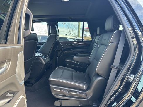 Used 2023 Cadillac Escalade Premium Luxury image 28