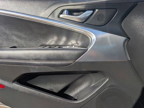 Used 2025 Genesis G70 2.5T image 13