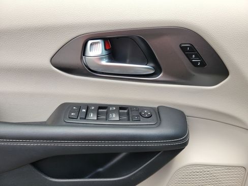 Used 2024 Chrysler Pacifica Touring-L FWD image 7