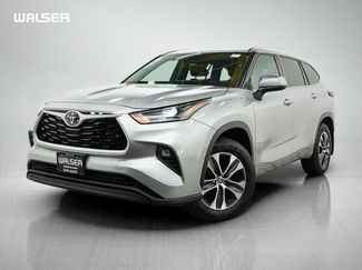 Used 2021 Toyota Highlander XLE AWD/4WD video 1