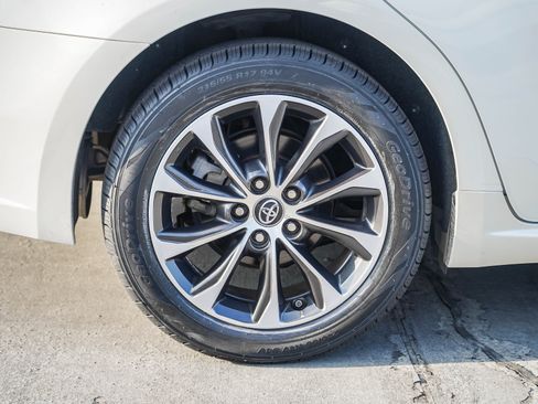 Used 2018 Toyota Avalon XLE image 12