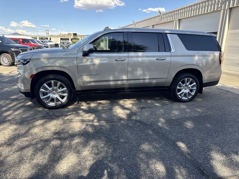 Used 2023 Chevrolet Suburban High Country AWD/4WD image 4