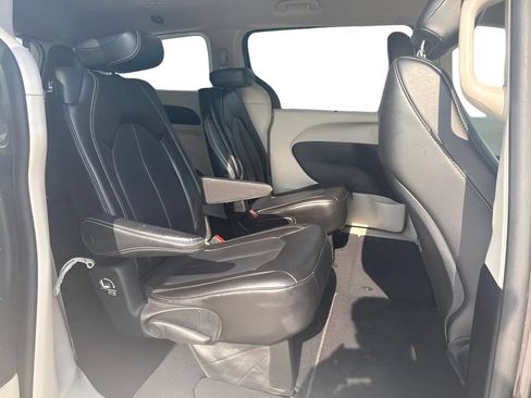 Used 2023 Chrysler Pacifica Touring-L FWD image 22