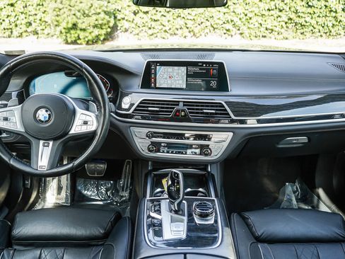 Used 2022 BMW 740i w/ M Sport Package RWD image 11
