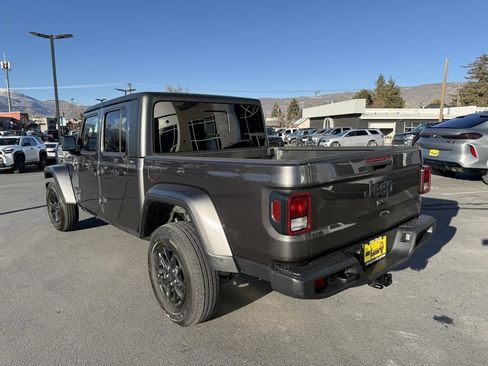 Used 2022 Jeep Gladiator Sport image 5