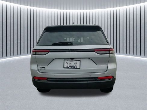 New 2025 Jeep Grand Cherokee Altitude image 10