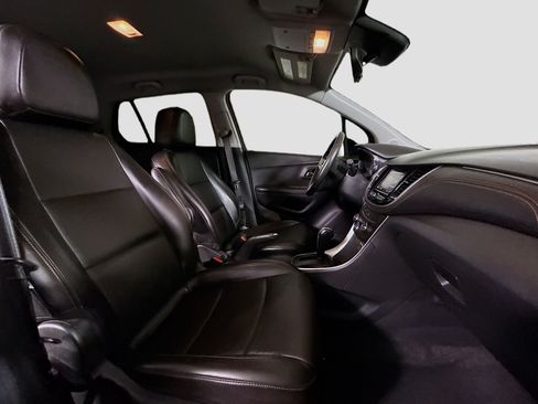 Used 2021 Chevrolet Trax LT w/ Premium Seat Package AWD/4WD image 29