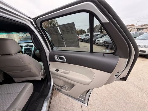 Used 2015 Ford Explorer XLT image 32