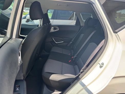Used 2025 Kia Soul LX w/ LX Technology Package FWD image 23