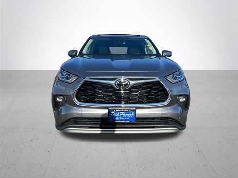 New 2026 Toyota Highlander Platinum image 3