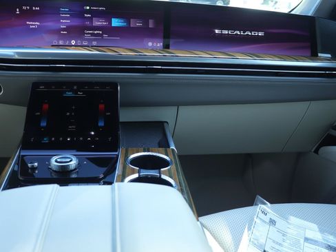 Used 2025 Cadillac Escalade Sport Platinum w/ LPO, Floor Liner Package AWD/4WD image 34
