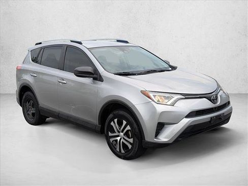 Used 2018 Toyota RAV4 LE FWD image 3