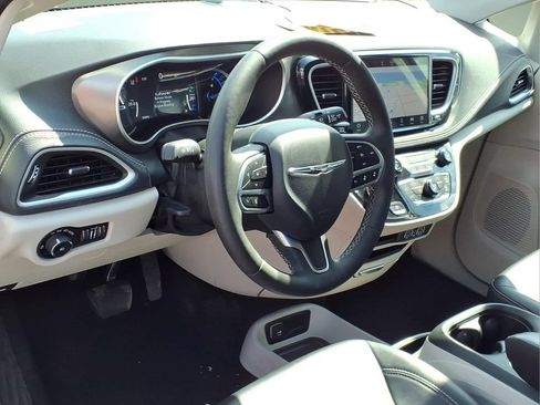 Used 2024 Chrysler Pacifica Limited FWD image 6