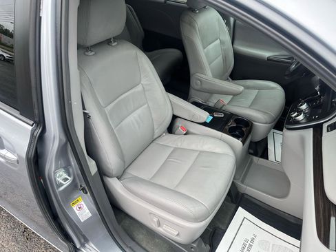 Used 2017 Toyota Sienna XLE w/ XLE Navigation Package FWD image 30