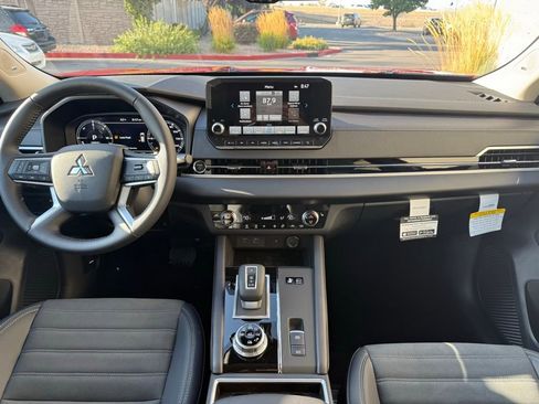 New 2025 Mitsubishi Outlander SE image 13