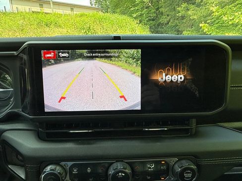 Used 2024 Jeep Wrangler Unlimited Sahara w/ Technology Group AWD/4WD image 24