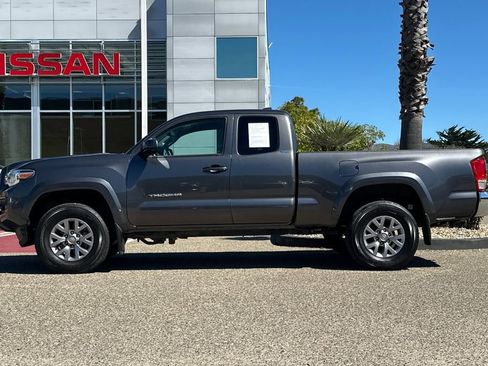 Used 2017 Toyota Tacoma SR5 w/ Tow Package image 7