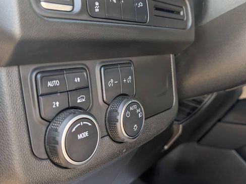Used 2022 Chevrolet Suburban LS AWD/4WD image 17
