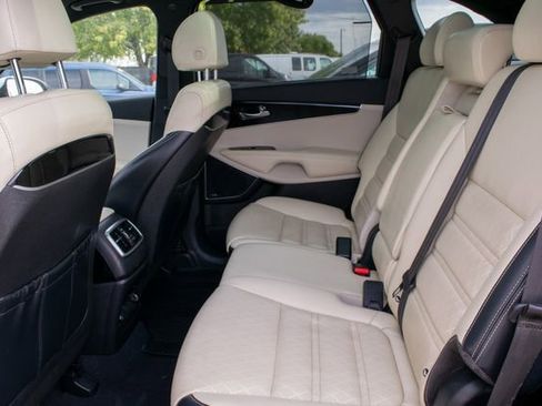 Used 2018 Kia Sorento SX image 19