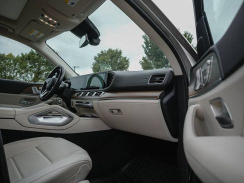 Used 2023 Mercedes-Benz GLS 450 4MATIC image 9